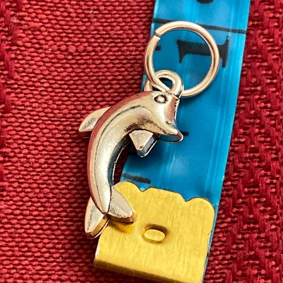 5/$10❤️❤️❤️NEW TIBETAN SILVER DOLPHIN CHARM PENDANT - Picture 2 of 2